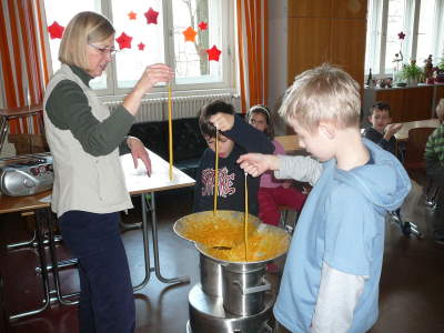 Kerzen ziehen an der Ichoschule 2008