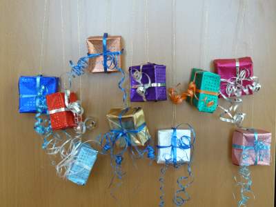 Ichokinder zaubern Weihnachtsdekoration für Giesinger Schaufenster