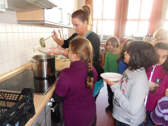 Wir kochen Gemüsesuppe!