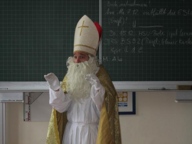 Der heilige Nikolaus kommt in alle Klassen