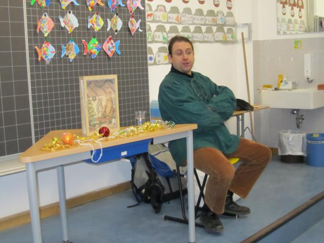 Geschichtenerzähler Herr Plieninger besucht die Klassen 1c und 1i