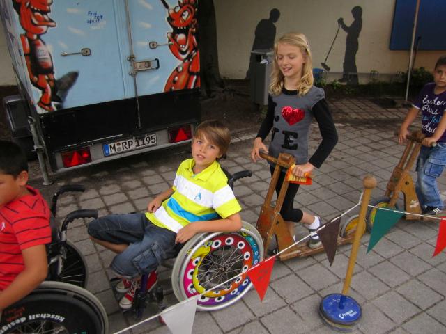 Rolli-Parcours im geöffneten Schulhof