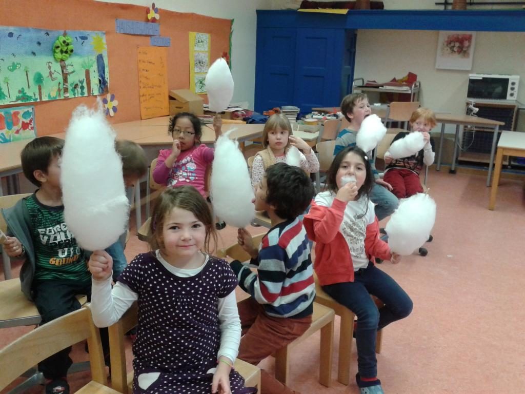 Das Schaustellerunternehmen Tille mit der Zuckerwattemaschine zu Gast an der Ichoschule