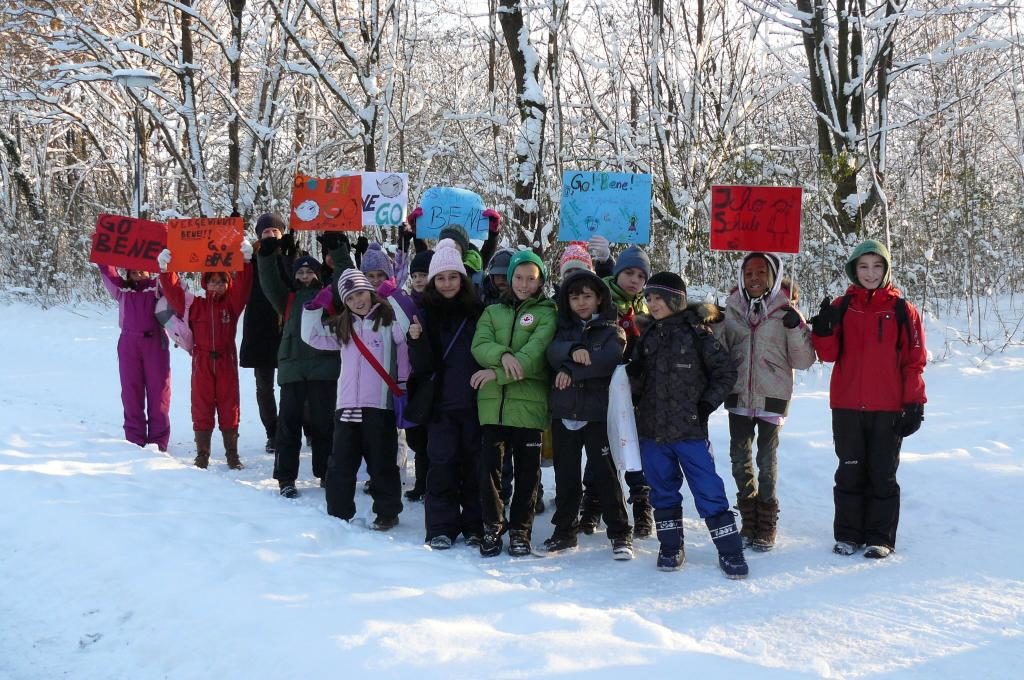 Die 4c feuert ihren Mitschüler Benedikt Weinert beim 58. Eisschnelllauftag an