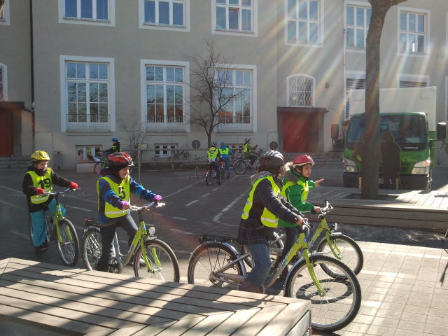 Die Viertklässler auf Rädern: Jugendverkehrsschule an der Ichoschule