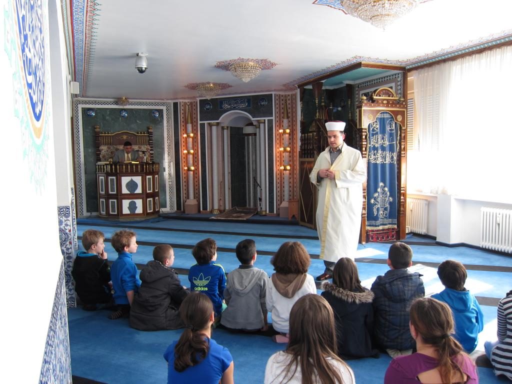 Freitagsgebet – die Ethikklassen zu Besuch im Gebetsraum des Münchner Bildungs- und Integrationsvereines e.V.