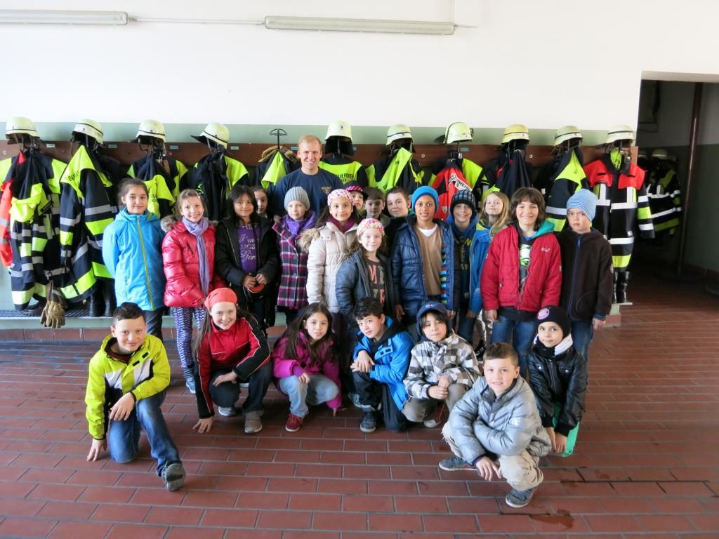 Die dritten Klassen bei der Feuerwache 5 in Ramersdorf