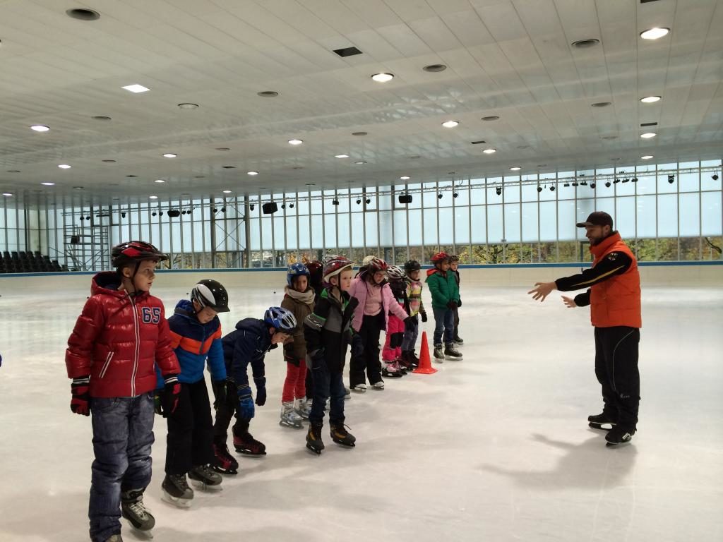 Die 4b trainiert mit echten Profis von SLIC auf dem Eis