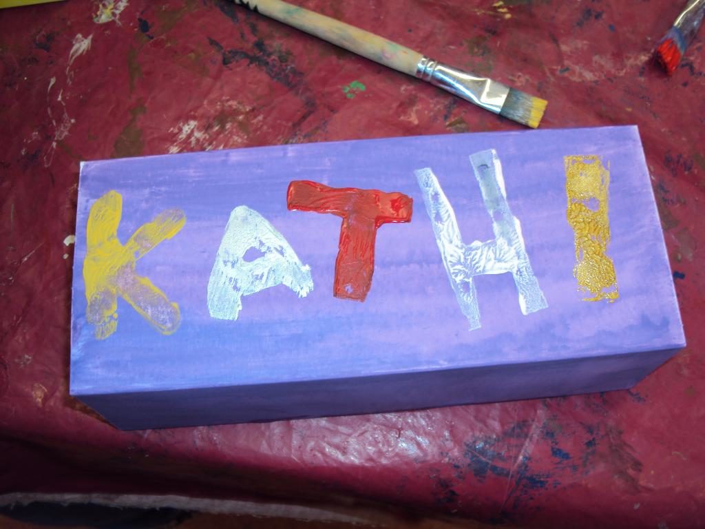 Kreatives Buchstaben stempeln der Klassen 3i und 4i