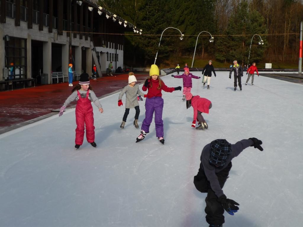 Eislaufen im Eislaufstadion im Ostpark