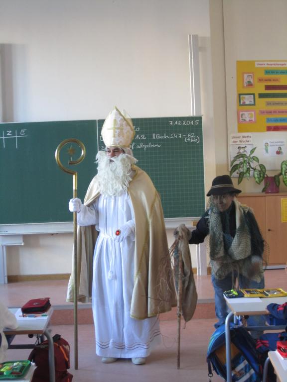 Der heilige Nikolaus und der Krampus besuchten alle Klassen