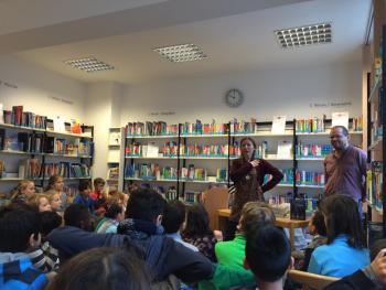 Autorenlesung für die 4a und 4b in der Stadtbibliothek – Matthias Morgenrot liest aus „Freunde der Nacht“