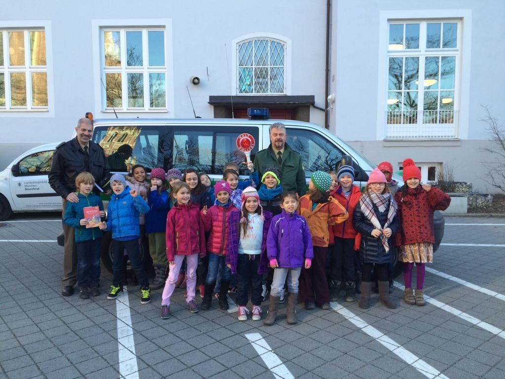 Polizisten lesen Zweitklässlern vor