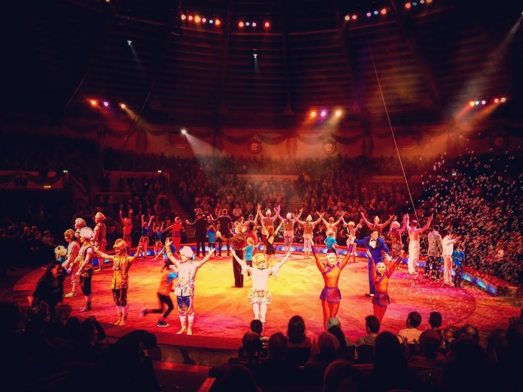 Kinder machen Circus für Kinder