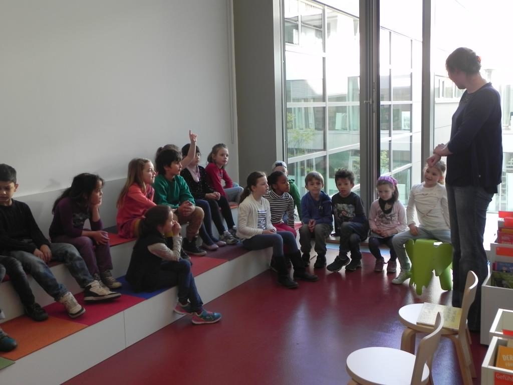 Auf Briefkastensuche in der Stadtbücherei