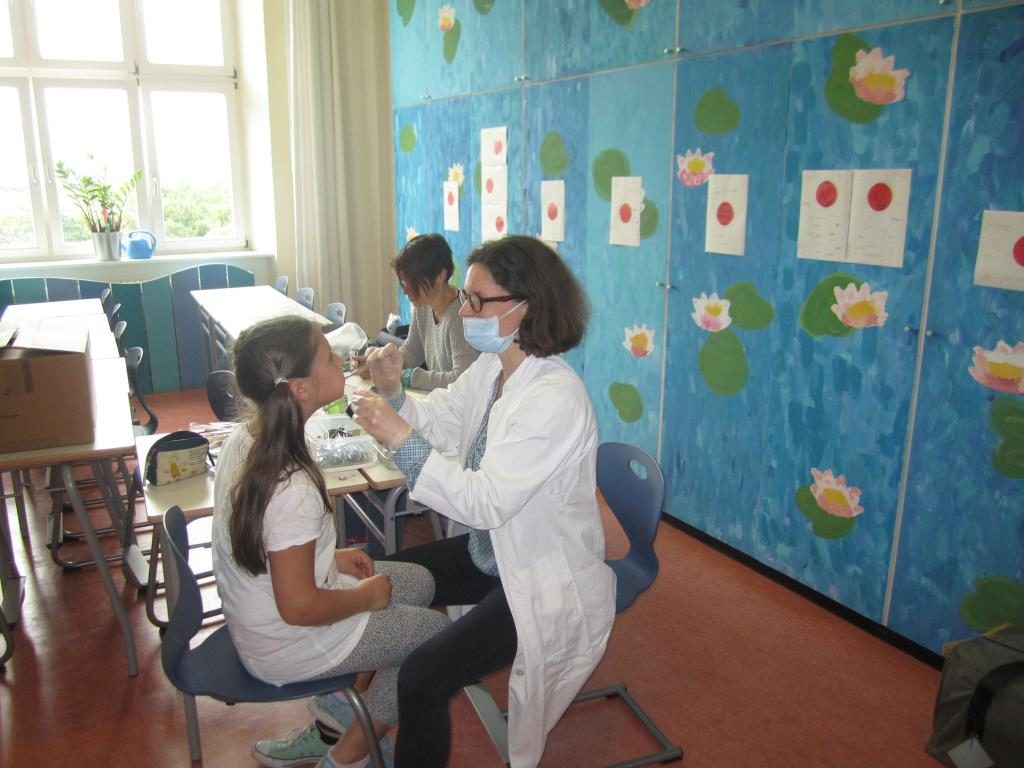 Zahnärztliche Untersuchung und Unterricht zur Zahngesundheit