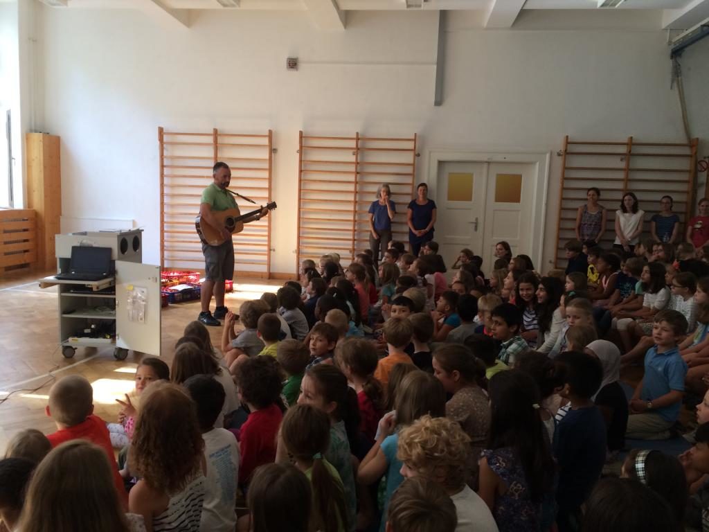 100-Jahr-Feier der Grundschule mit allen Schülerinnen und Schülern