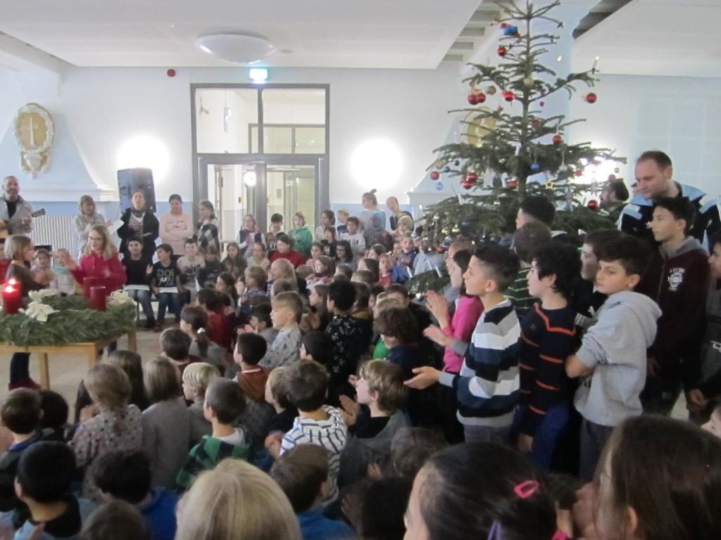 Adventsstatio zusammen mit der Mittelschule