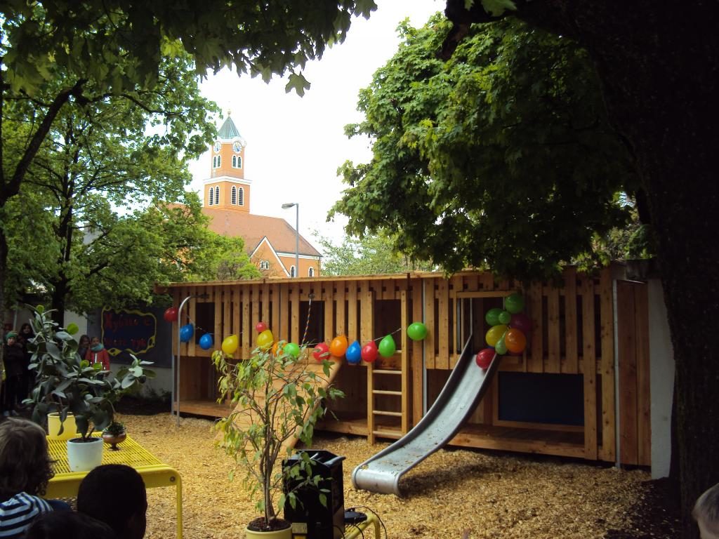Feierliche Einweihung des neuen Spielgeräts im Pausenhof