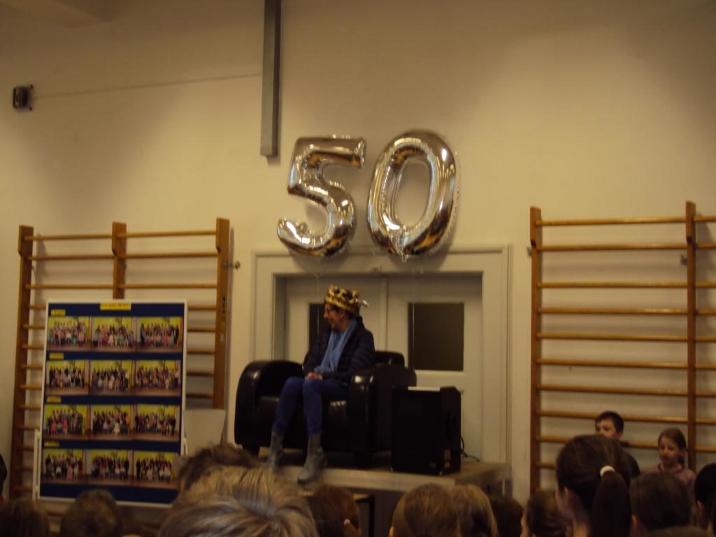 Schulversammlung zum Geburtstag von Frau Reichmann