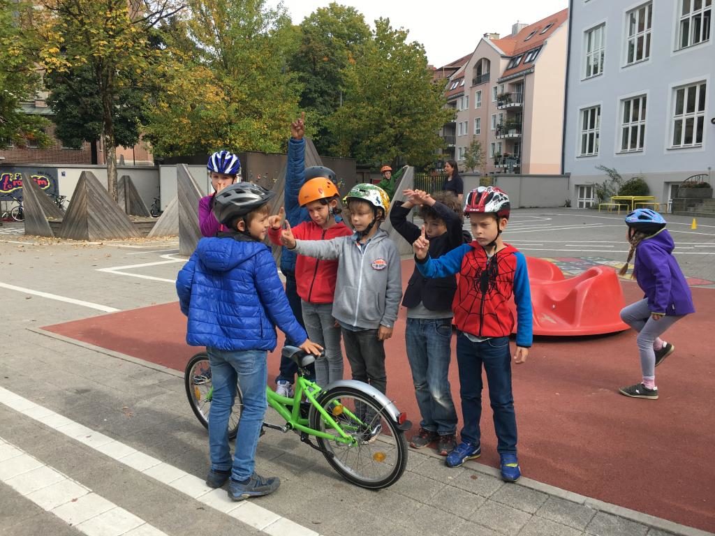 Verkehrswacht-Mobil an der Grundschule