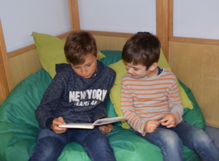 Schmökerstunde der Patenklassen 2bi und 4bi