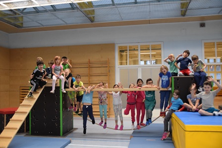 hüpfen,rutschen, klettern und balancieren auf der Bewegungsbaustelle