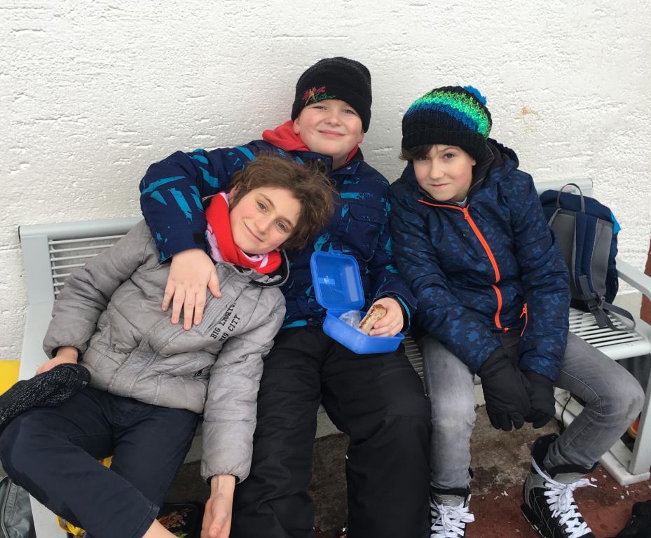 Eine rutschige Angelegenheit – Eislaufen der Patenklassen 2bi und 4bi