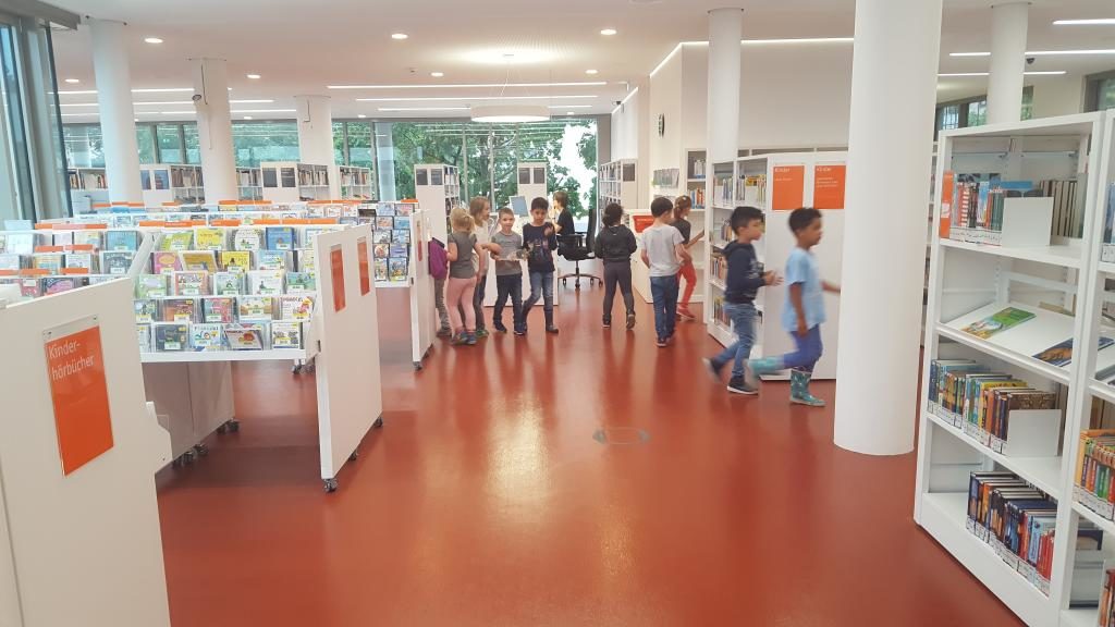 Bücher – Spiele – Comics – Die 1bi erkundet die Stadtbücherei