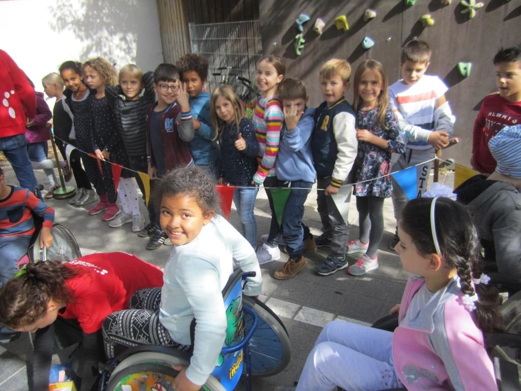 Rolli-Parcour auf dem Pausenhof der Ichoschule