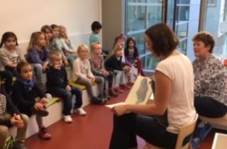 Die ersten Klassen lernen die Stadtbibliothek kennen