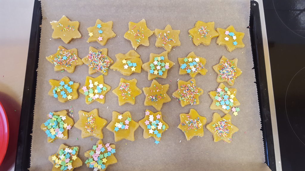 Plätzchenbacken der Klasse 2bi mit der Klasse V2