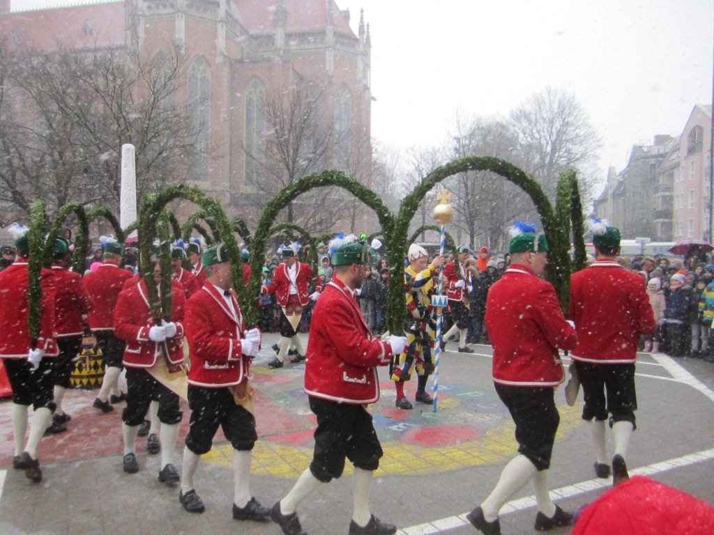 Schäfflertanz bei Schneetreiben an der Icho-Grundschule