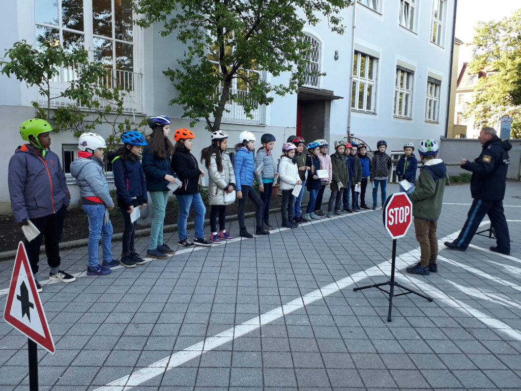 Radfahrausbildung mit der Verkehrsschule der Polizei