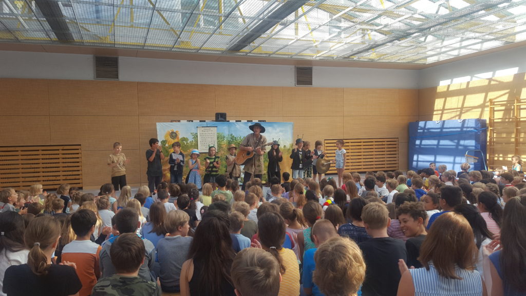Toni Tanner rockt die Icho-Grundschule