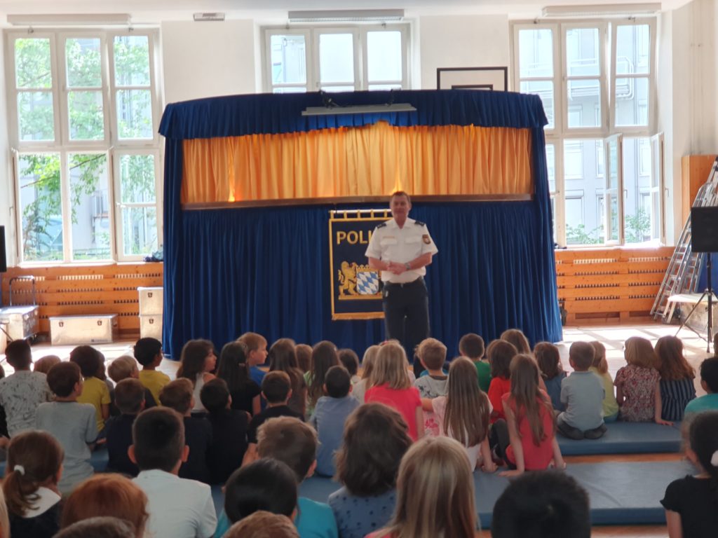 Puppenbühne der Münchner Verkehrspolizei
