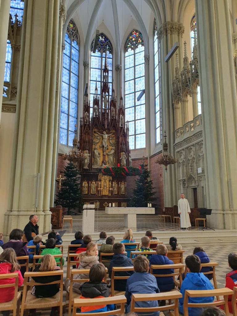 Vorweihnachtliche Andacht der Icho-Grundschule in der Pfarrkirche Heilig Kreuz
