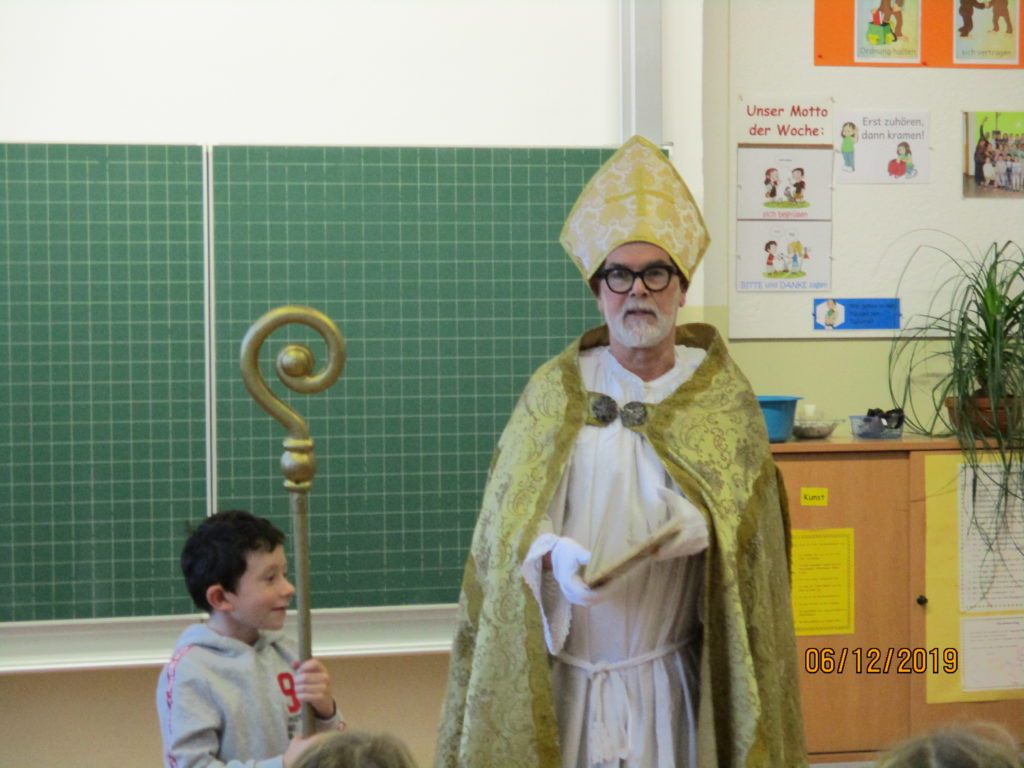 Der heilige Nikolaus besucht alle 12 Klassen