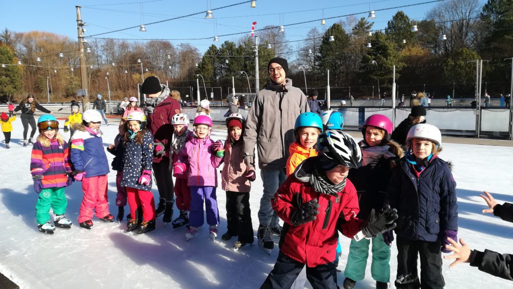 Die 2bi beim Eislaufen