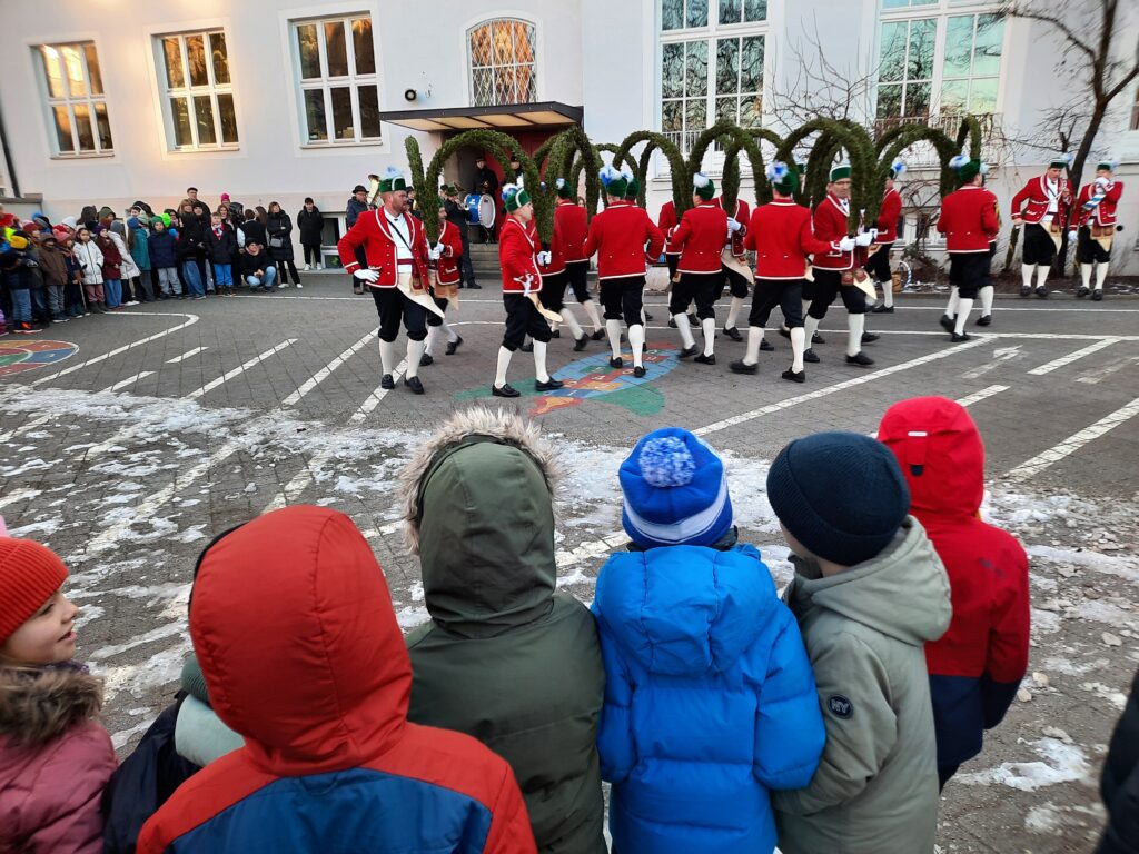Schäffler tanzen an der Ichoschule