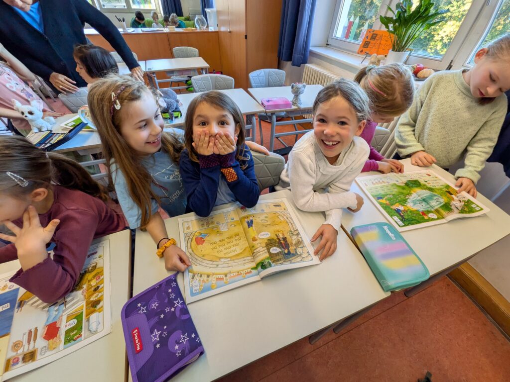 Große Freude: 1b trifft ihre Paten aus der 3bi!