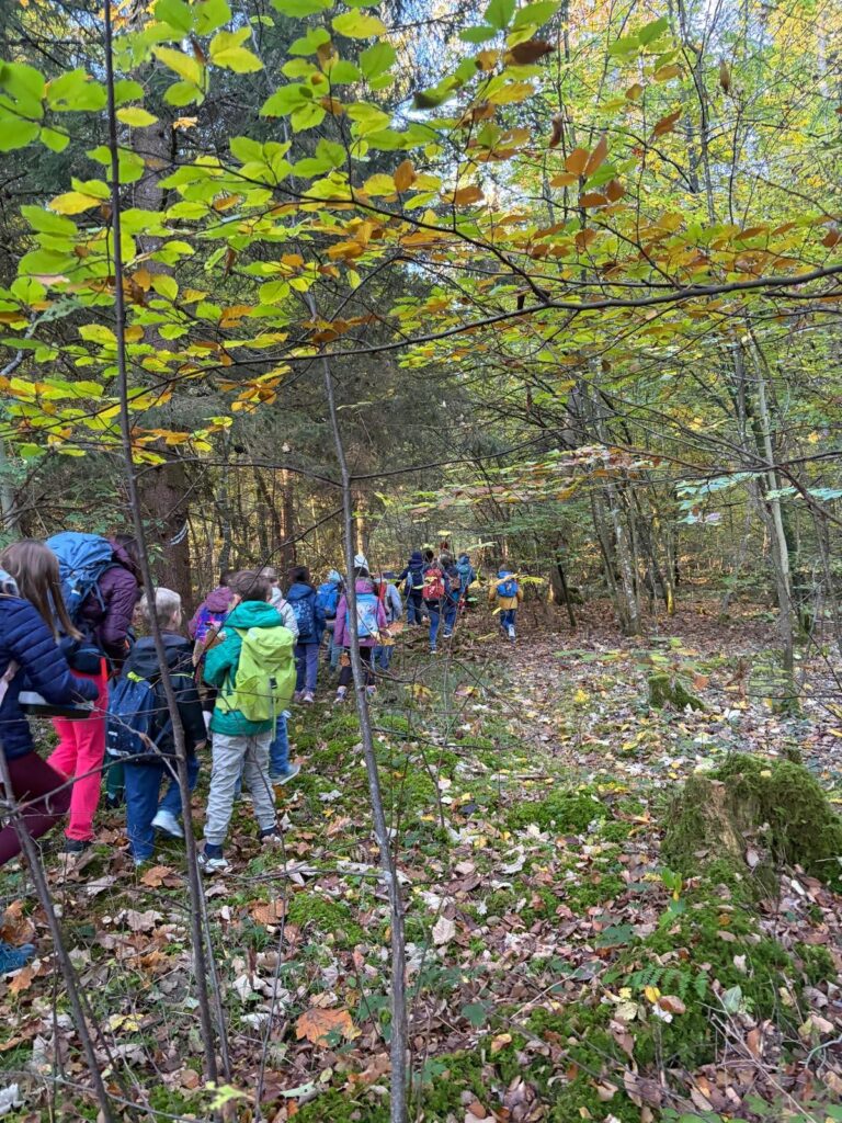 Wir weihen unser neues Waldklassenzimmer ein